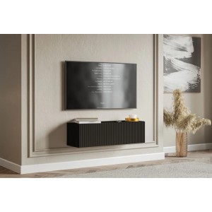 Schwarzes Selsey Veldio TV-Hängeboard mit geriffelter Lamellenfront unter einem Fernseher im modernen Wohnzimmer.