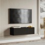 Schwarzes Selsey Veldio TV-Hängeboard mit geriffelter Lamellenfront unter einem Fernseher im modernen Wohnzimmer.