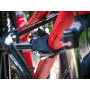 Detailaufnahme: Fahrradbefestigung am Eufab Amber 4 Fahrradträger für Anhängerkupplung.