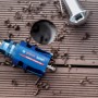 Bosch Expert Lochsäge Construction Material Ø 127mm auf Holz mit Bohrloch und Lampe.