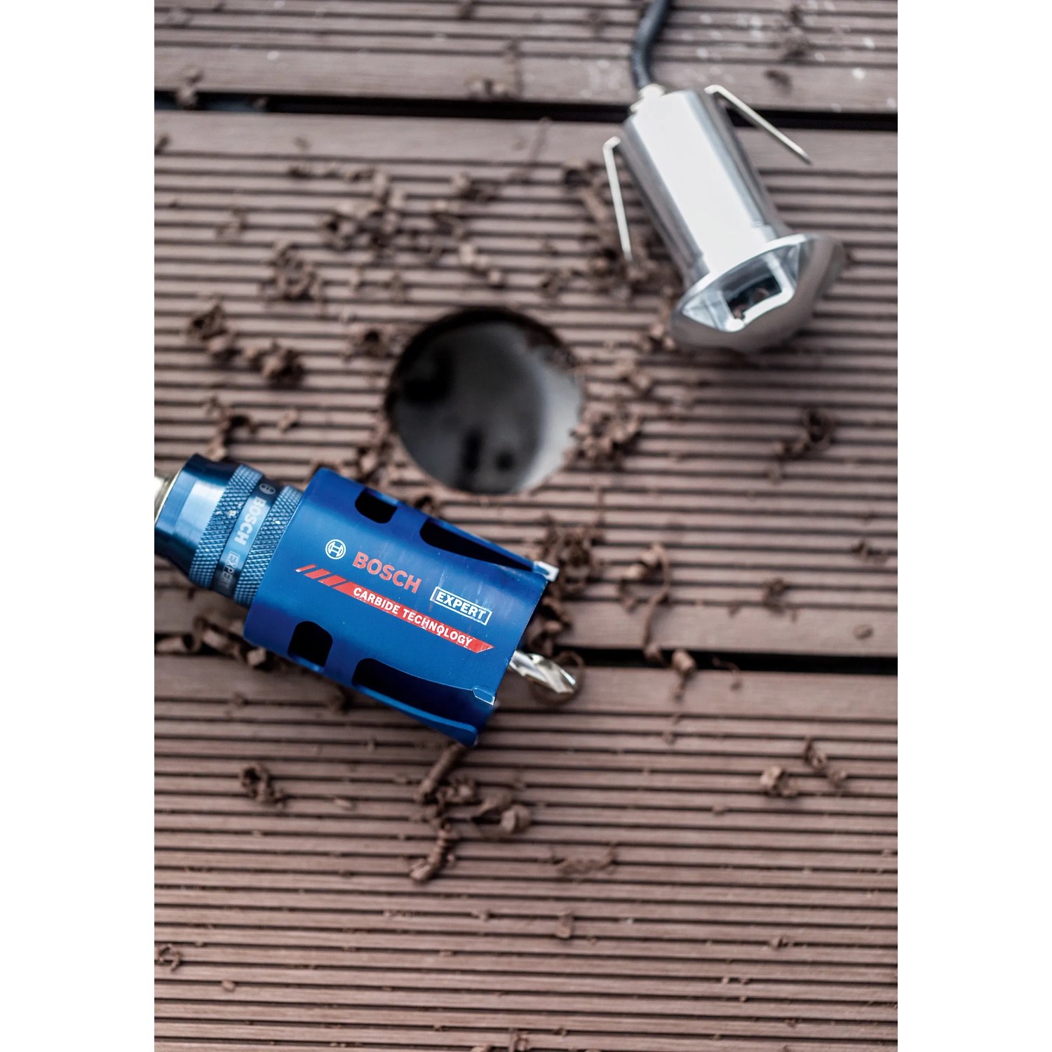 Bosch Expert Lochsäge Construction Material Ø 127mm auf Holz mit Bohrloch und Lampe.