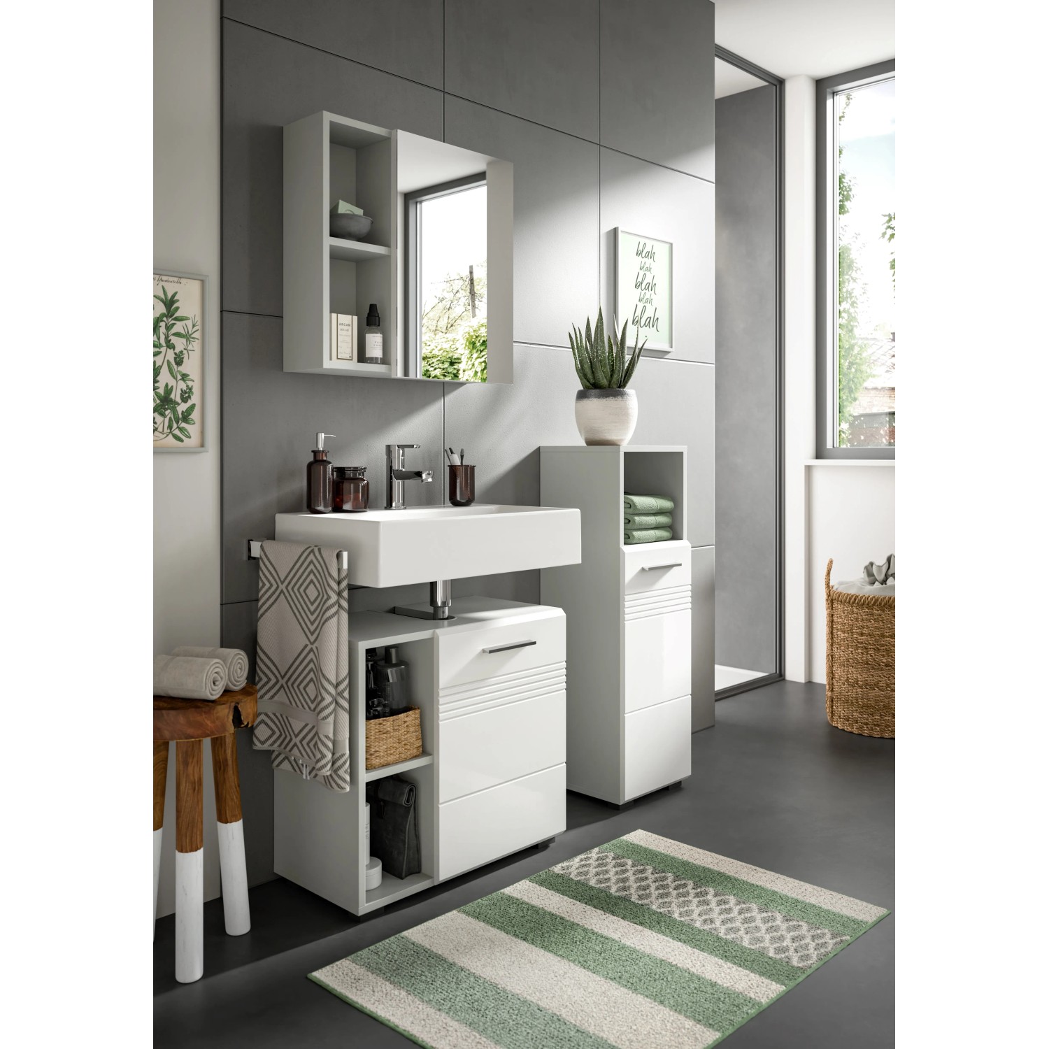 Moderner Bad-Einbauschrank, 30x95x30 cm, grau-weißer Standschrank mit Hochglanzfronten im Badezimmer.