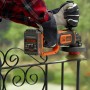 Black+Decker Akku-Winkelschleifer BCG720N (18 V, 125 mm) im Einsatz beim Schleifen eines Metallgeländers.
