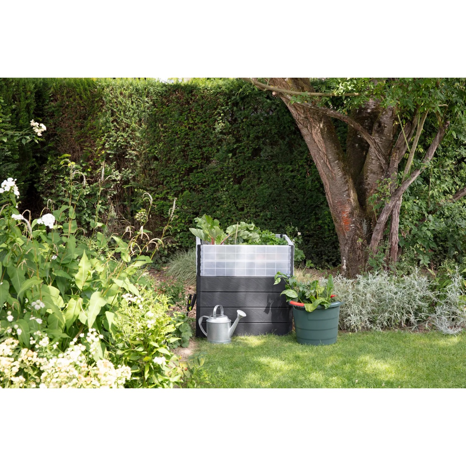 Garantia Hochbeet Ergo Quadro Turbo M 75 Stone im Garten mit Bewässerungskanne und Pflanztopf.