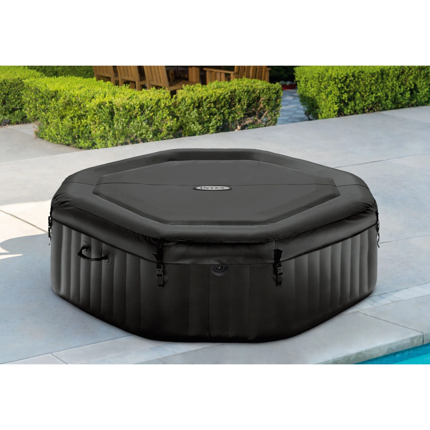 Abgedeckter, schwarzer Intex PureSpa Octagon auf Terrasse. Aufblasbarer Whirlpool mit Salzwassersystem.