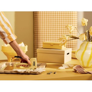 Gelber Rapid Handtacker R53 Blomster beim Tackern von Papier auf einem Tisch.