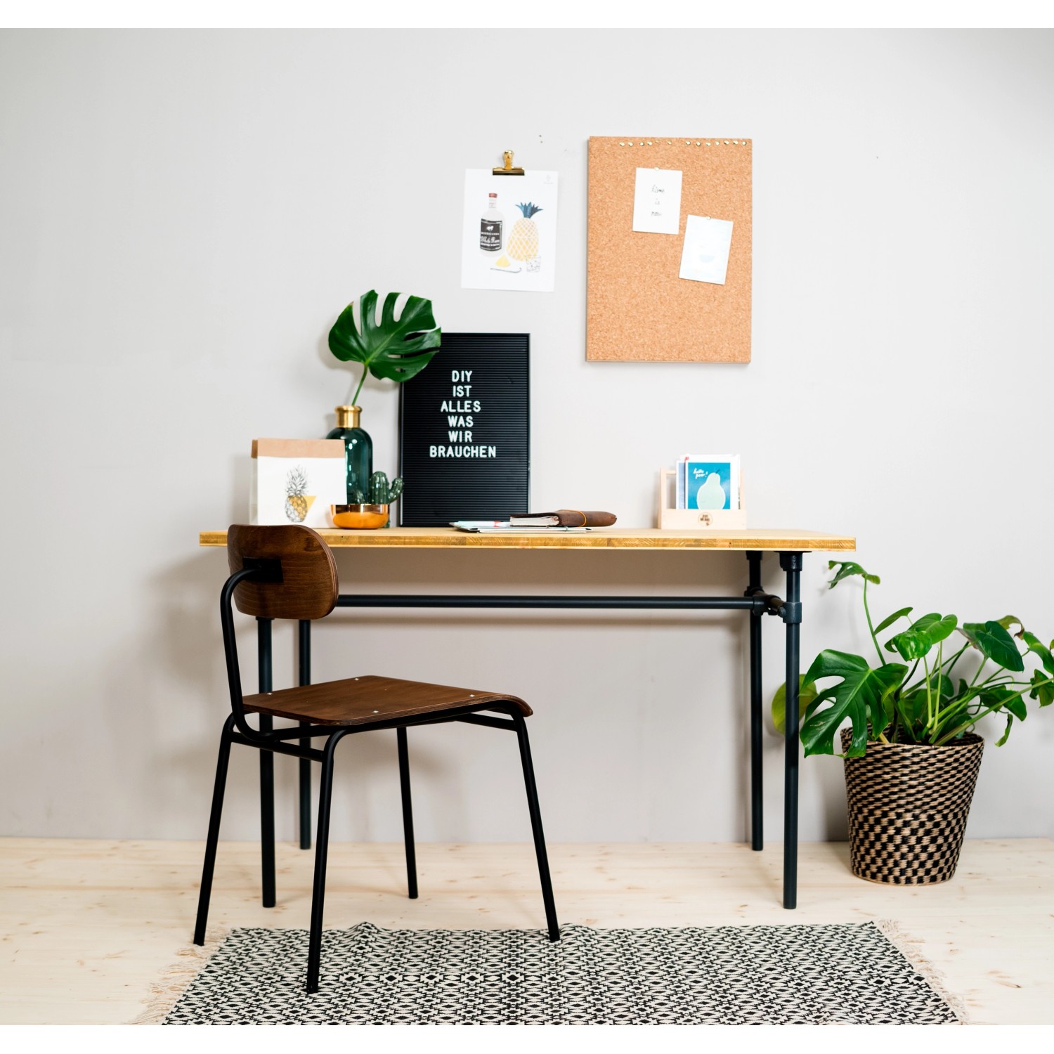 Silbernes Stahlrohr (200 cm) als Tischbein für Möbelbau im modernen Industrie-Stil.