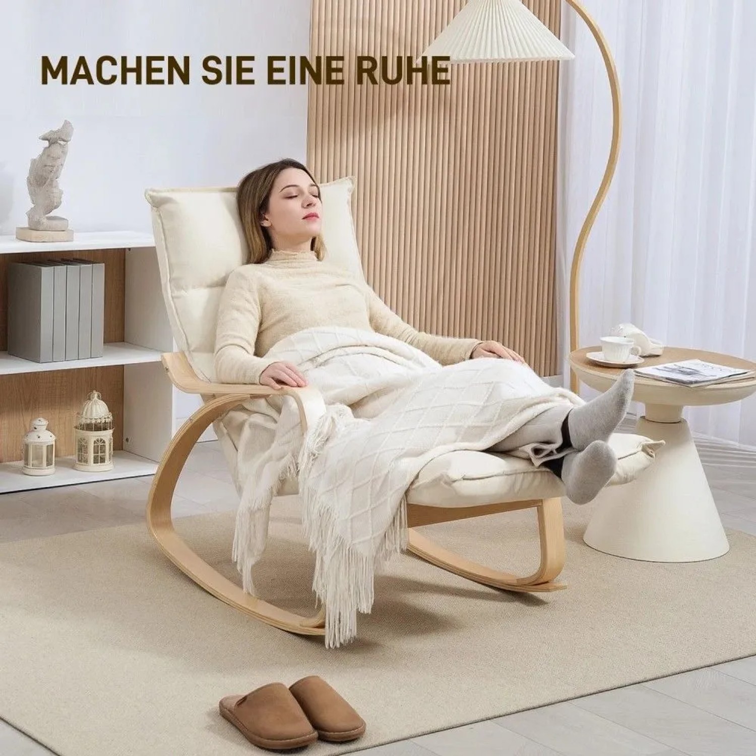 Cremeweißer HOMCOM Schaukelstuhl aus Polyester mit hellem Birkenlaminatrahmen. Eine Frau entspannt darauf im Wohnzimmer.