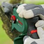 Bosch EasyChain 18V-15-7 Akku-Gehölzschneider in Aktion, Äste schneiden.