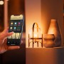 Philips Hue Leuchtmittel E27 im Einsatz, gesteuert per App. Smart Home Ambiente mit warmweissem Licht.