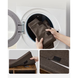 Braunes Sitzkissen des Songmics Schuhregals Custos wird in eine Waschmaschine gelegt.