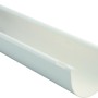 Weiße, halbrunde Marley Dachrinne RG 75 (2 m) aus Kunststoff.