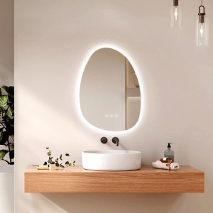 Asymmetrischer Emke LED Badspiegel 75x55 cm mit Anti-Beschlag, dimmbaren Lichtfarben und Touch-Steuerung über Waschbecken.