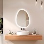 Asymmetrischer Emke LED Badspiegel, beleuchtet, mit Anti-Beschlag und Touch-Steuerung, über Waschbecken.