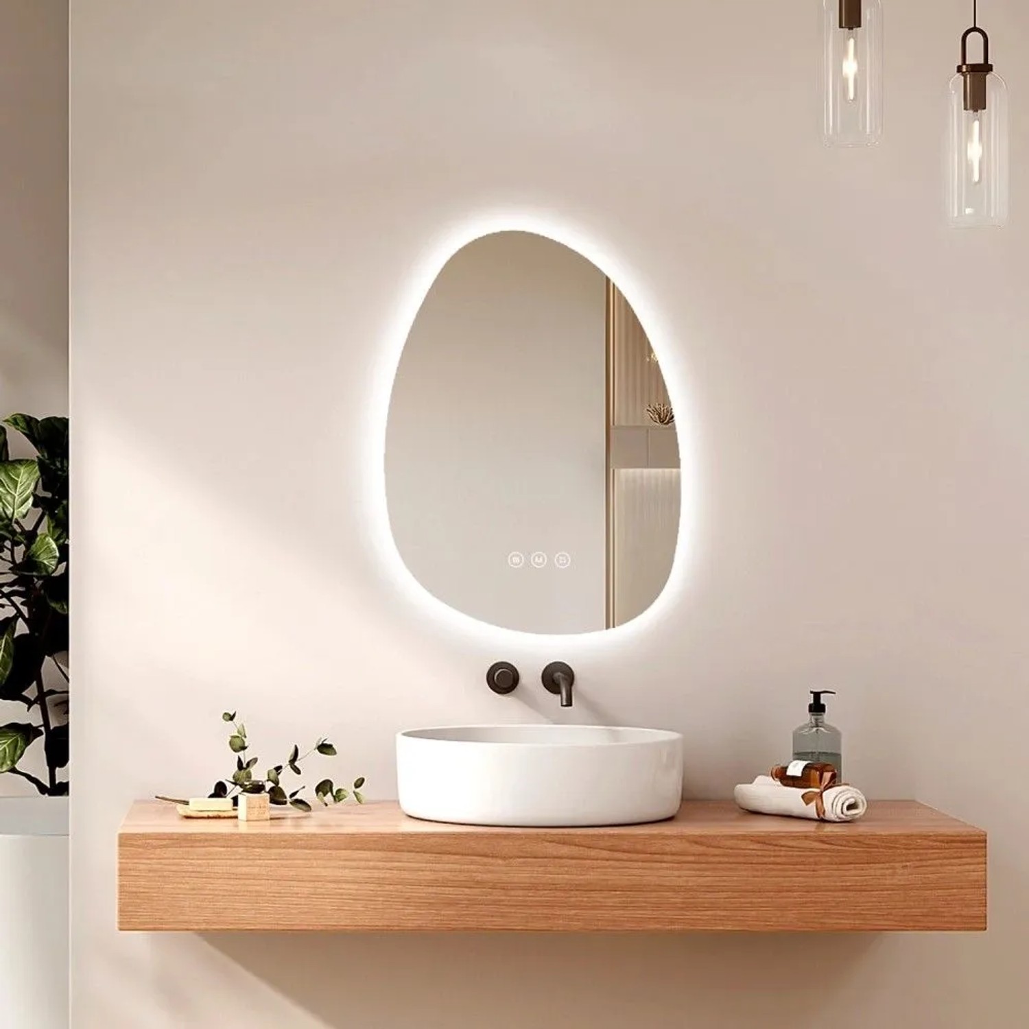 Asymmetrischer Emke LED Badspiegel, beleuchtet, mit Anti-Beschlag und Touch-Steuerung, über Waschbecken.