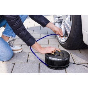 Michelin Hochleistungs-Kompressor 12V beim Reifen aufpumpen. Inkl. Reifendruckprüfer und Adaptern.
