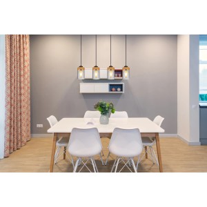 Globo Pendelleuchte Finca, 4-flammig, schwarz matt mit Rauchglas über Esstisch.