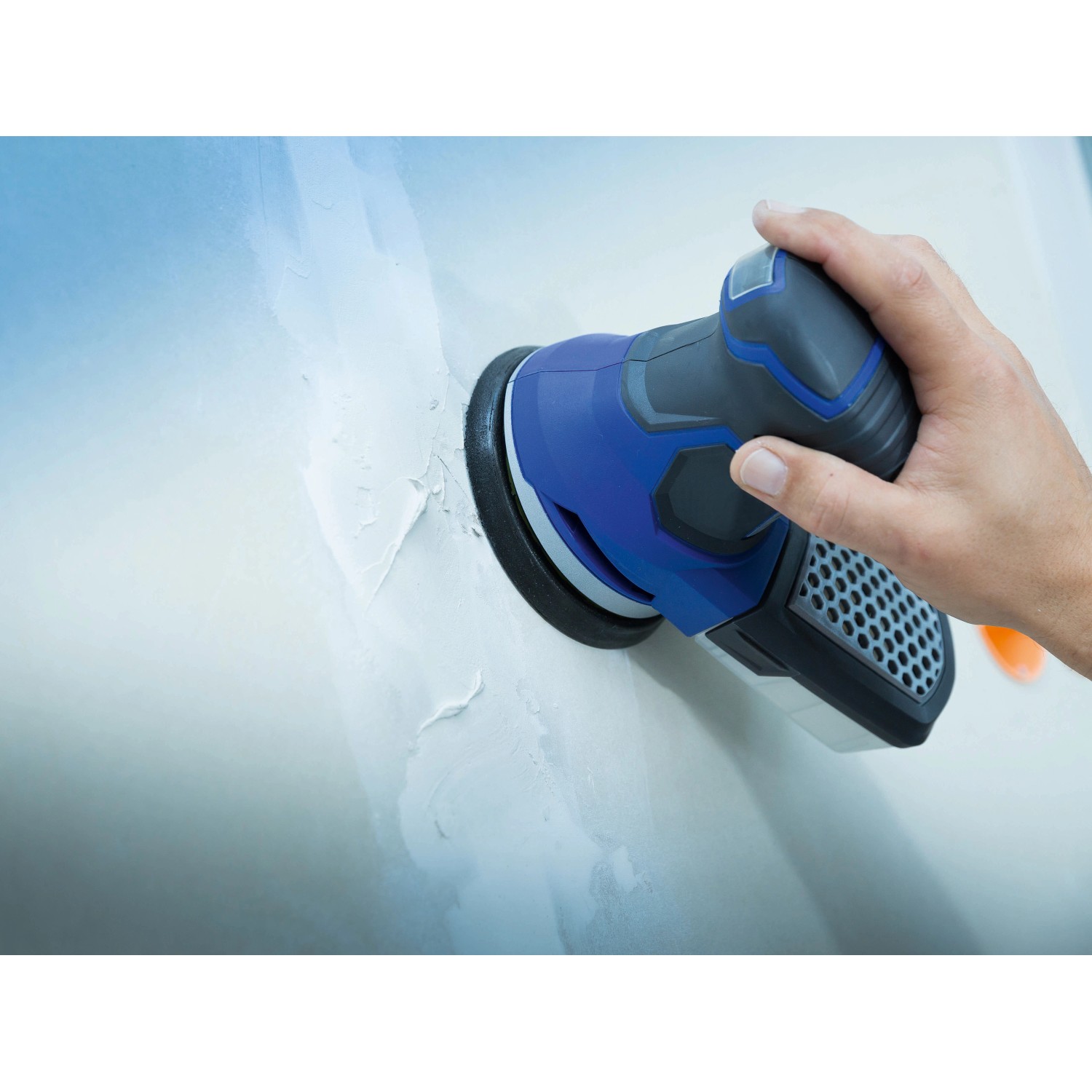 Schwingschleifer mit LUX Gitterleinen-Set Comfort beim Schleifen einer Wand.