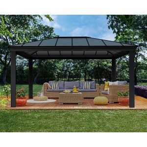 Anthrazitfarbener Palram Canopia Dallas 4.3 x 4.9 Gartenpavillon mit Sitzgruppe im Garten.