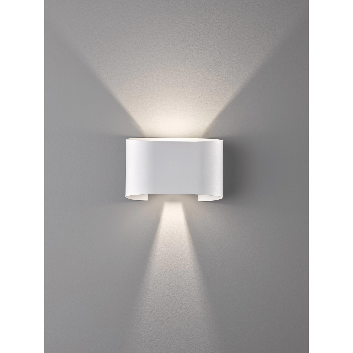 Weiße Fischer & Honsel LED-Wandleuchte Wall mit Lichteffekt nach oben und unten.