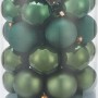 50-teiliges Weihnachtskugel-Set (Ø 6 cm) in Grün mit glänzenden und matten Oberflächen.