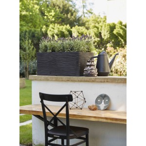 Rechteckiger, schwarzer Capi Pflanzkasten Nature Rib mit Riffelstruktur, 73x39x32 cm.