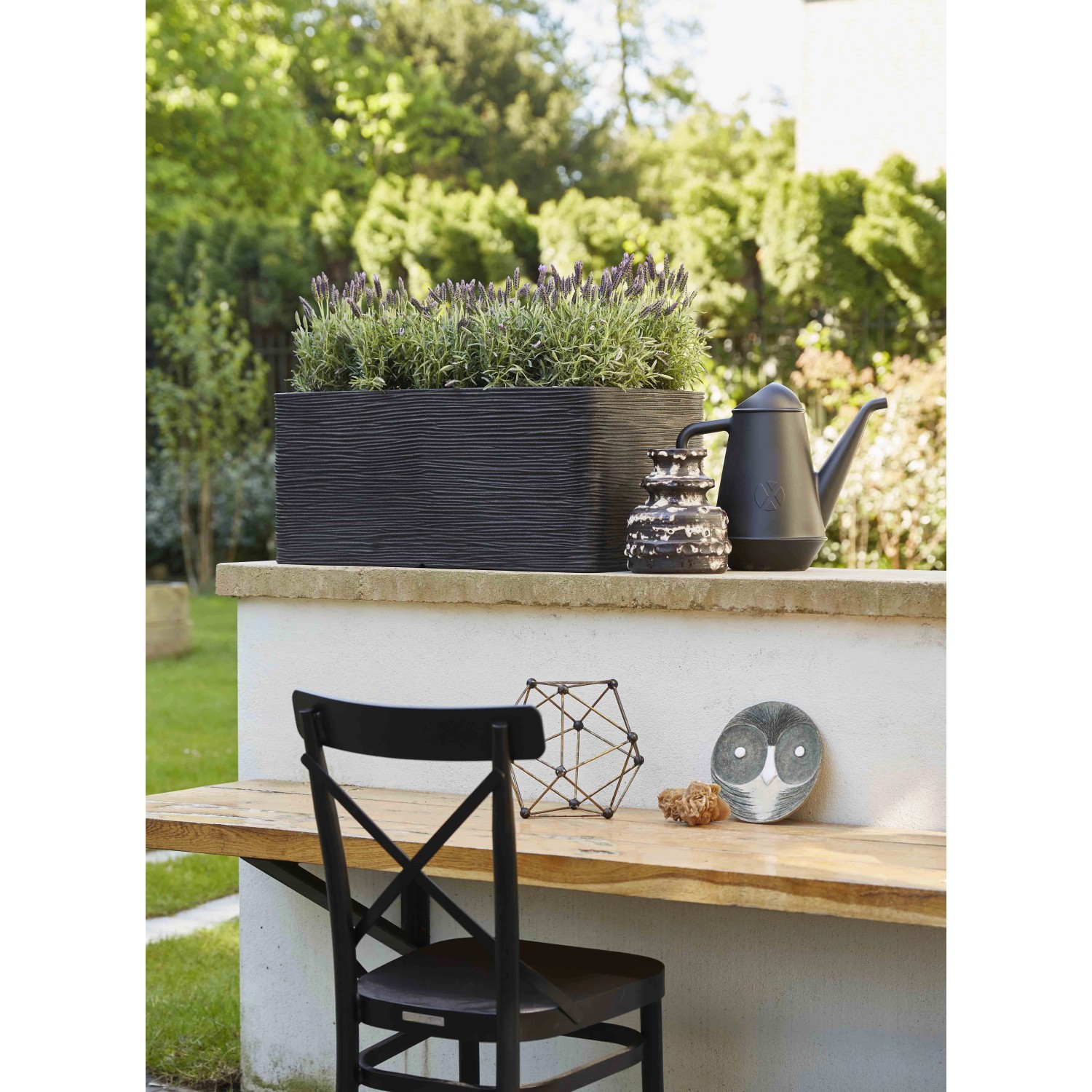 Rechteckiger, schwarzer Capi Pflanzkasten Nature Rib mit Riffelstruktur, 73x39x32 cm.