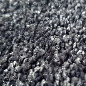 Detailaufnahme: Anthrazitfarbener Teppichboden Turin als Meterware mit flauschiger Textur.