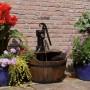 Ubbink Terrassenbrunnen Newcastle aus Naturholz mit Schwengelpumpe und bepflanzten Kübeln.