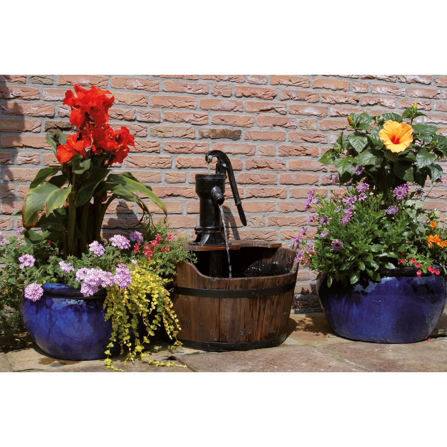 Ubbink Terrassenbrunnen Newcastle aus Naturholz mit Schwengelpumpe und bepflanzten Kübeln.