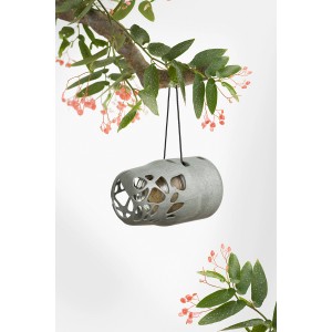 Grauer SingingFriend Vogelfutter-Spender Esmee aus Recycling-Material hängt an einem Ast.