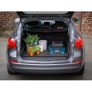 Schwarze Kofferraummatte (100 cm) im Kofferraum eines Autos, beladen mit Pflanzen und Werkzeugkisten.
