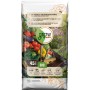Sack GROW by OBI BIO Tomaten- und Gemüseerde, 45l, torffrei. Gemüse und Tomaten im Hintergrund.