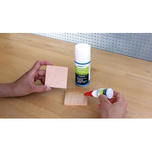 Hände verkleben Holz mit beko Allbond Fluid Glasklar Klebstoff. Transparenter Cyanacrylat-Kleber für Zubehör.