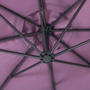 Detailaufnahme: Lavendel-roter Ampelschirm Terni, Blick von unten auf Stahlstreben und Mechanismus.