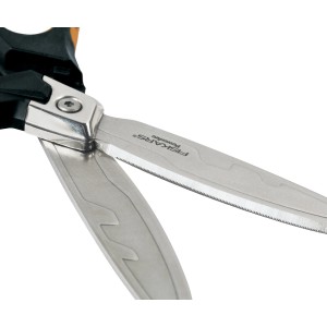 Detailaufnahme: Fiskars PowerArc™ Hochleistungsschere (21 cm) mit gebogenen, gezahnten Klingen.