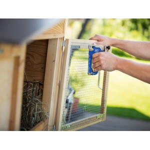 LUX Handtacker Classic beim Befestigen von Drahtgitter an einem Holzrahmen.