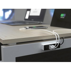 3-in-1 USB Adapter Ladegerät (weiß-grau) am Schreibtisch mit Ladekabeln zu Laptop, Tablet und Smartphone.