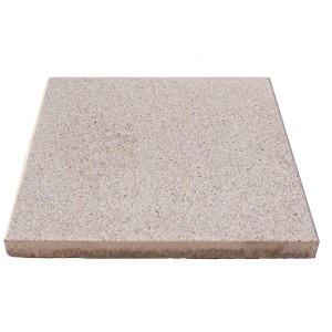 Seesteiner Terrassenplatte Vera, weißbeige, 40x40 cm. Betonplatte mit Edelsplitt-Einstreuung.