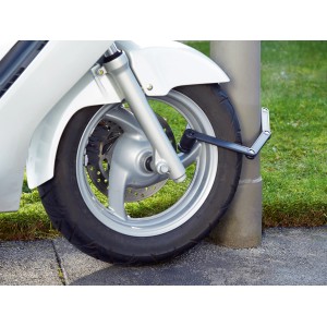 Abbildung eines Motorrollers, der mit einem OBI Faltschloss an einem Pfosten gesichert ist.