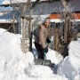 Frau räumt Schnee mit Gardena ClassicLine Schneeschieber. Winterdienst mit Schneeschaufel.