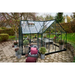 Halls Gewächshaus Garden Room, 12,9 m², grün, mit Sitzbereich und Pflanzen.