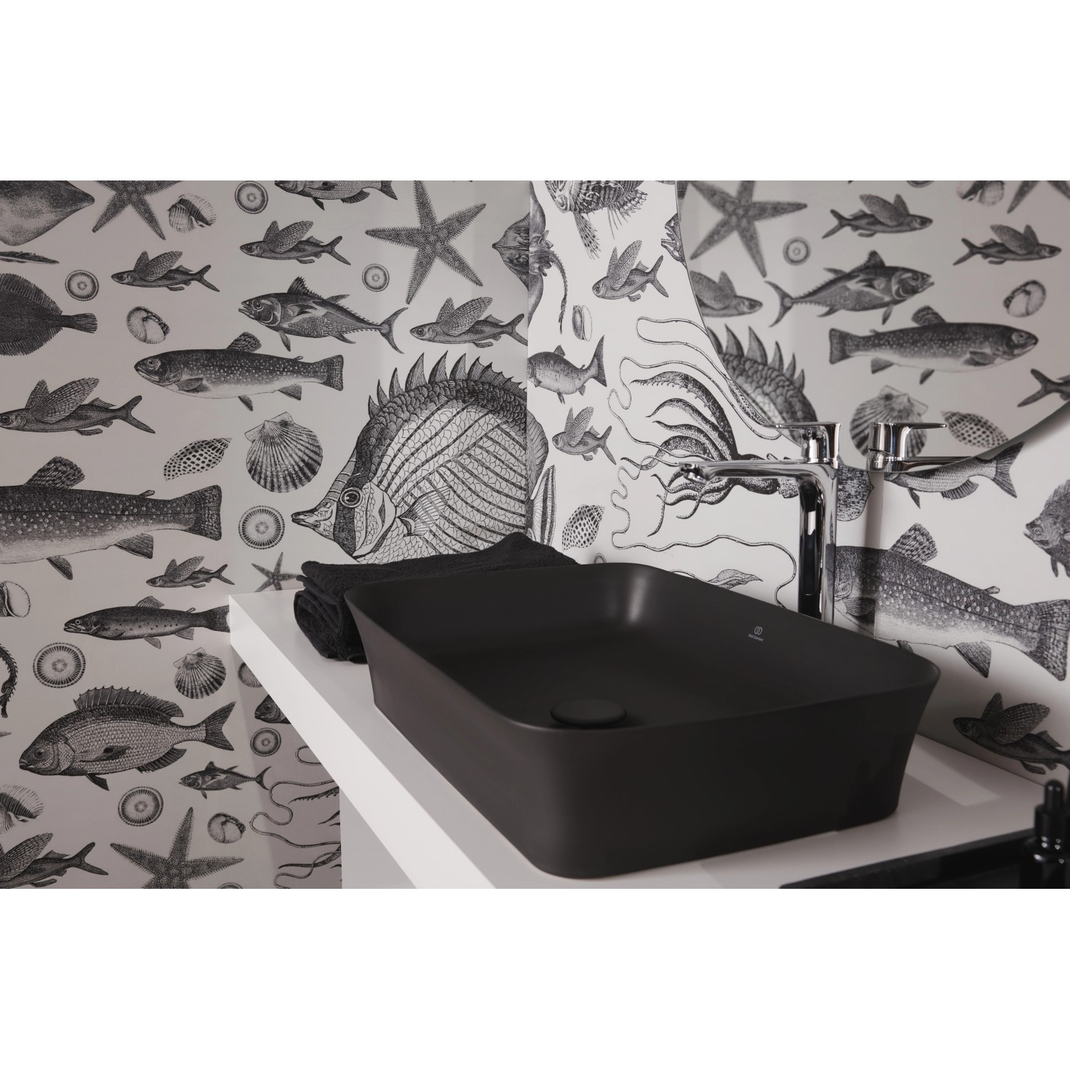 Ideal Standard CAir BlueStart Waschtischarmatur Chrom mit schwarzem Aufsatzwaschbecken.