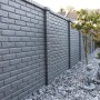 Graue Betonzaun-Platte Klassik-Stein als Sichtschutz im Garten.