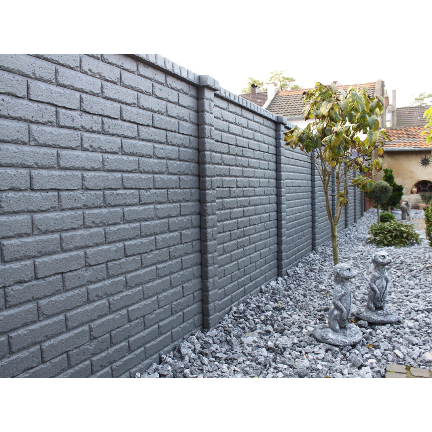 Graue Betonzaun-Platte Klassik-Stein als Sichtschutz im Garten.
