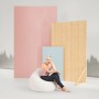 Frau sitzt im weißen Sitting Point Sitzsack BeanBag Fluffy mit Herzmuster.