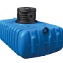 Blauer 4rain Flachtank Flat S 6.000 l mit schwarzer Schachtverlängerung und Tankabdeckung.