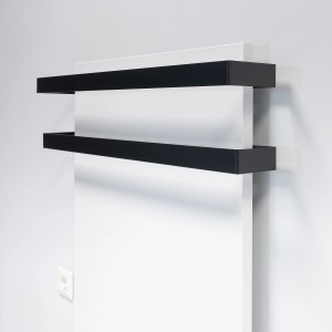 Vasner Citara Infrarotheizung mit 2 schwarzen Handtuchhaltern aus Stahl.