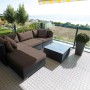 Verlegte Andiamo Klick-Fliese Hellgrau (7 Stück) auf einer Terrasse mit Lounge-Möbeln.