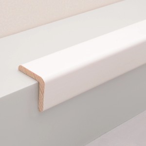 Weiße FN Neuhofer Winkelleiste FU002 aus MDF mit Dekorfolie, 22x22x2400 mm.